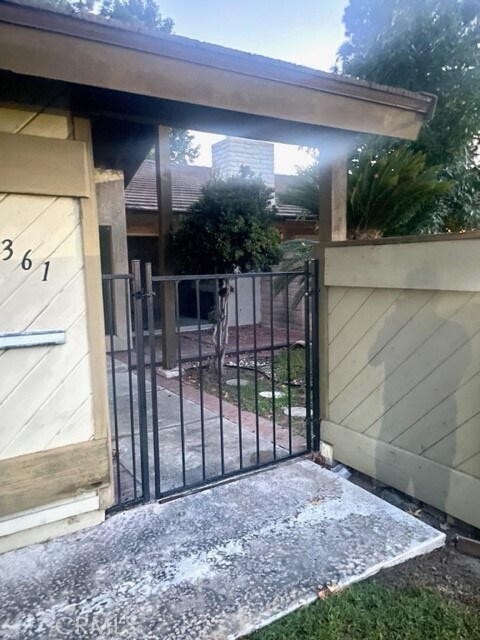 Foto del edificio - 9361 Tudor Ln