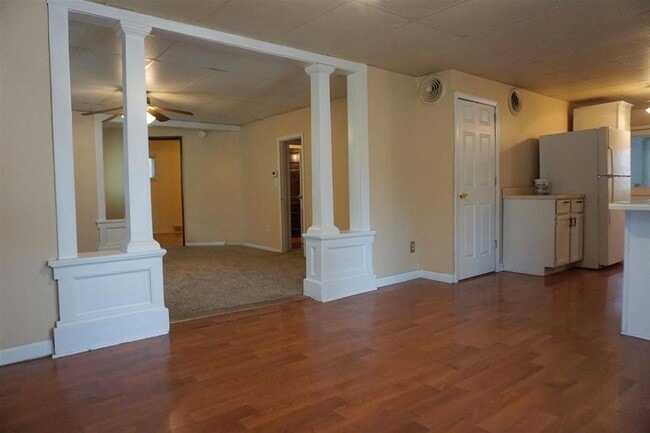 Building Photo - 831 W 9th St