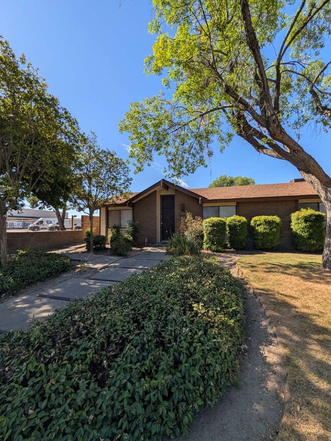 Building Photo - 2414 W Beech Ave