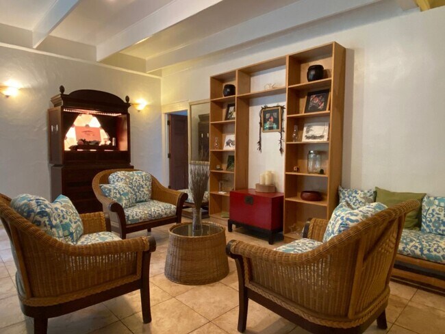 Foto del edificio - FOR RENT: Private 3 Bed, 2 Bath Custom Tur...