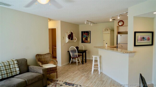 Foto del edificio - 3330 Pinewalk Dr N