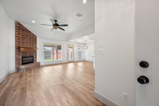 Foto del edificio - 5021 Bayberry Dr