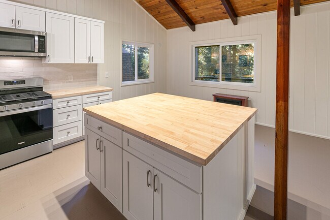 Building Photo - 729 Rhine Rd