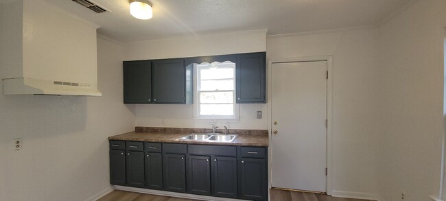 Building Photo - Great 2 bedroom/1 bath house with Central ...