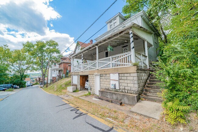 Building Photo - 3 Bedroom/ 2 Bathroom House -Near WVU Main...