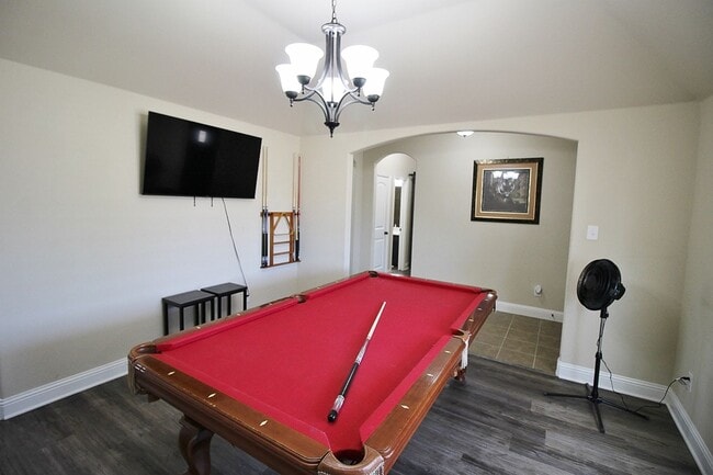 Building Photo - Fabulous 3/2/2 with Hot Tub in Red Oak For...