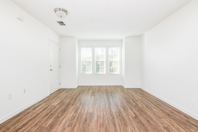 Building Photo - MOVE IN BY 6/30 and RECEIVE 2 WEEKS OFF YO...