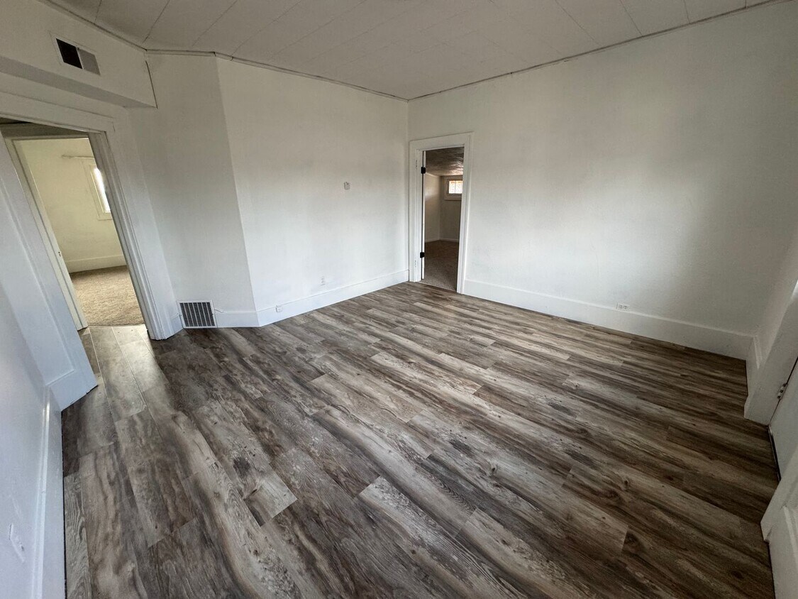 Foto principal - 2BR/1BA Upper Unit – Washer/Dryer Hookups, No Pets