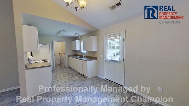 Building Photo - 3 BD/2BA Home with Fenced Back Yard in Azalea Trace - Students Welcome