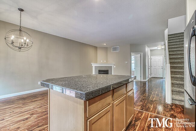 Foto del edificio - Gorgeous Four Bedroom Townhome in Hillsboro!