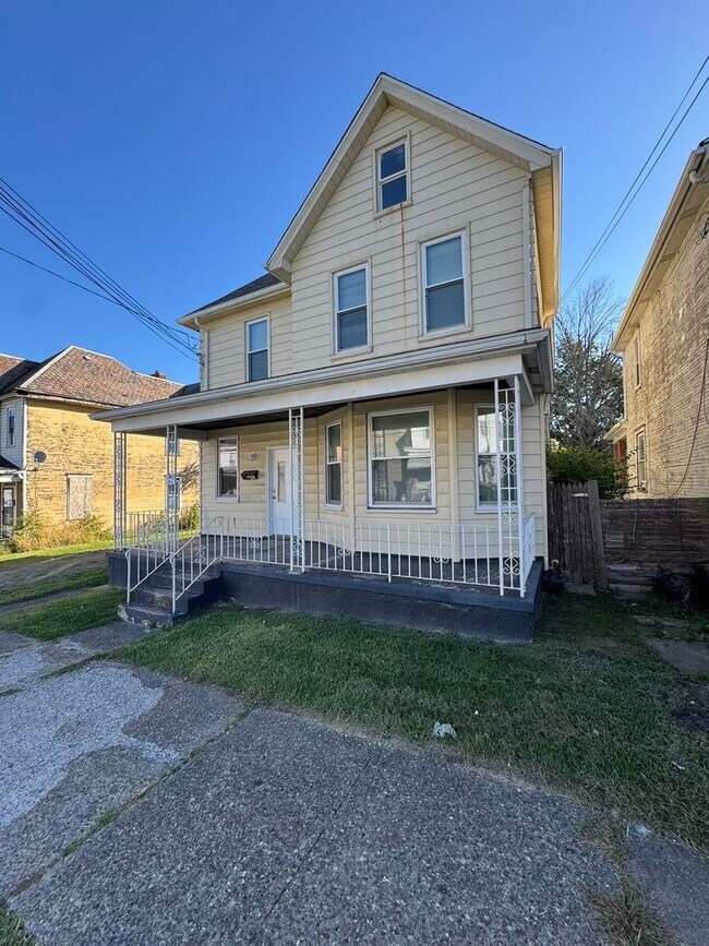 Photo - Enormous Completely Updated 4-Bedroom 1-Ba... House