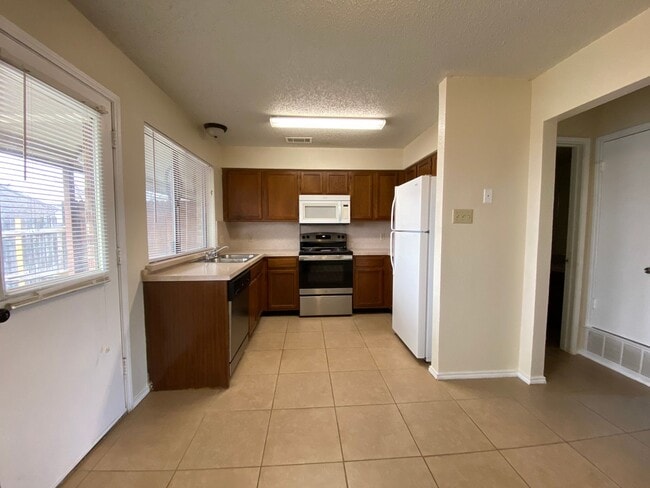 Building Photo - AVAILABLE NOW 2 BED 1.5 BATH TOWNHOME IN K...