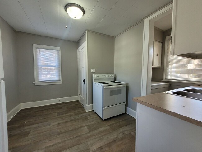 Foto del edificio - 2 Bedroom, 1 Bathroom home with hardwood!