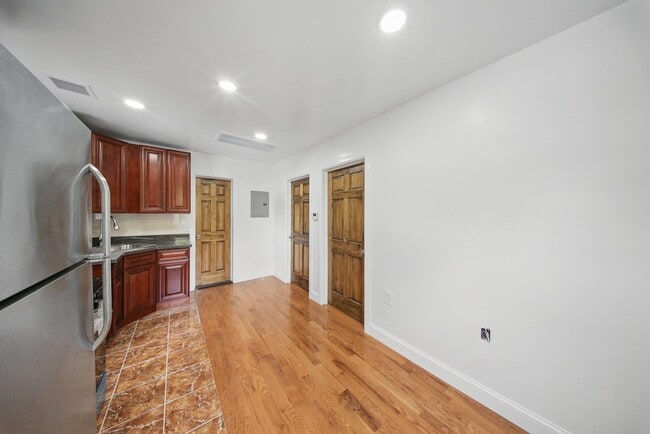 Building Photo - 14 Yankee Pl