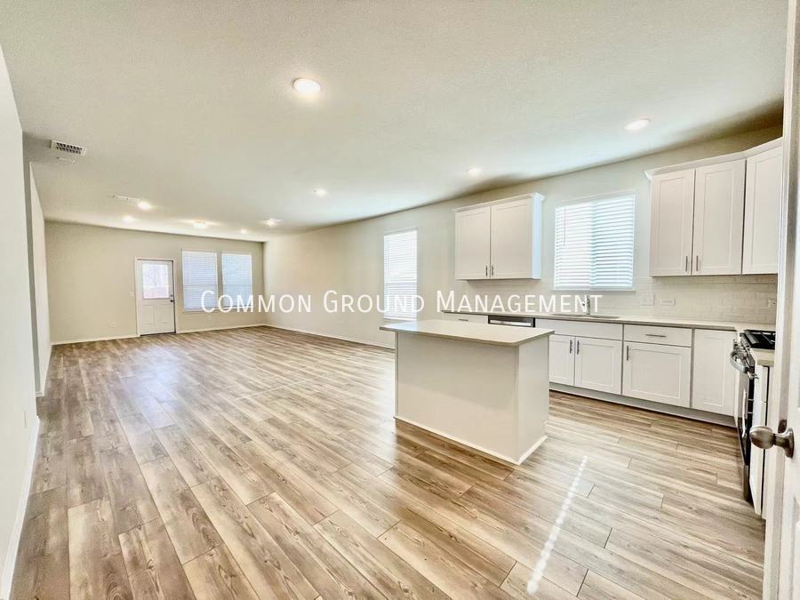 Foto principal - 2021 Build with Community Pool and close t...