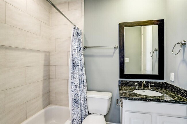 Building Photo - 2222 Hilshire Lake Dr
