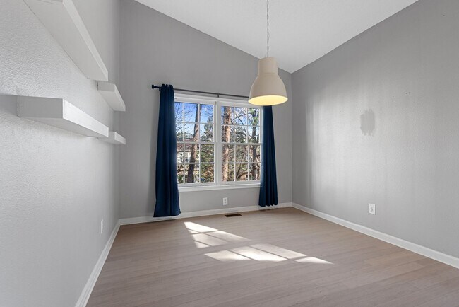 Foto del edificio - End-unit 3 Bedroom Townhome in Woodcroft!