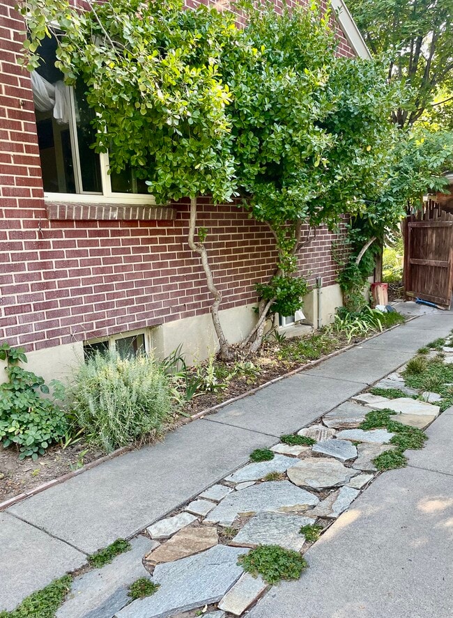 Building Photo - 2879 S Filmore St