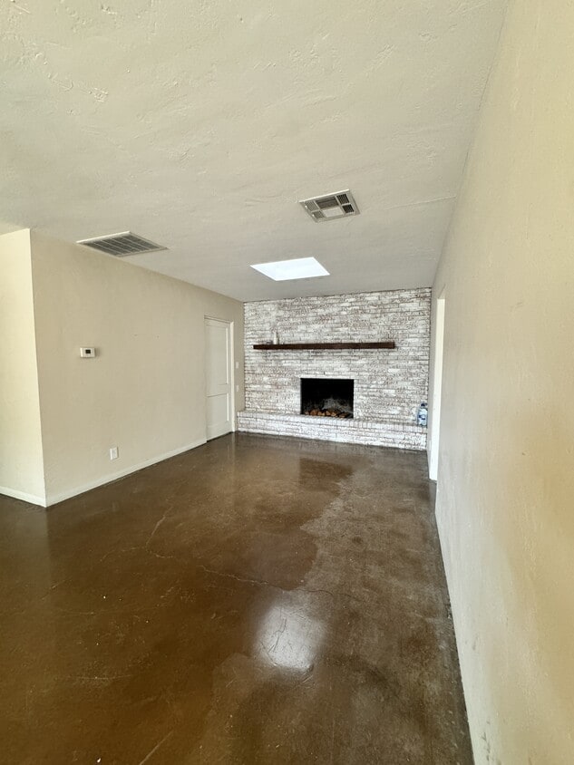 Primary Photo - 6132 N 16th Dr