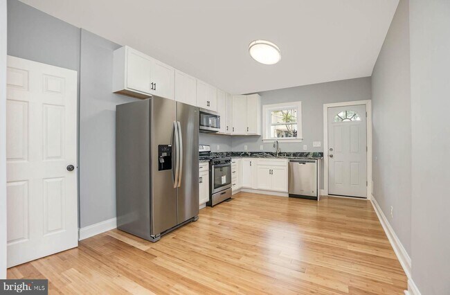 Foto del edificio - 2728 E Monument St