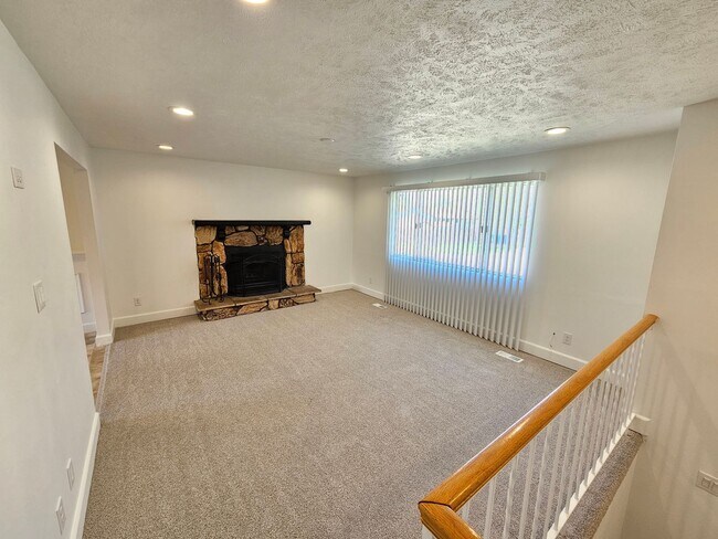 Foto del edificio - 4 Bd 2 Ba Home & Office in West Jordan