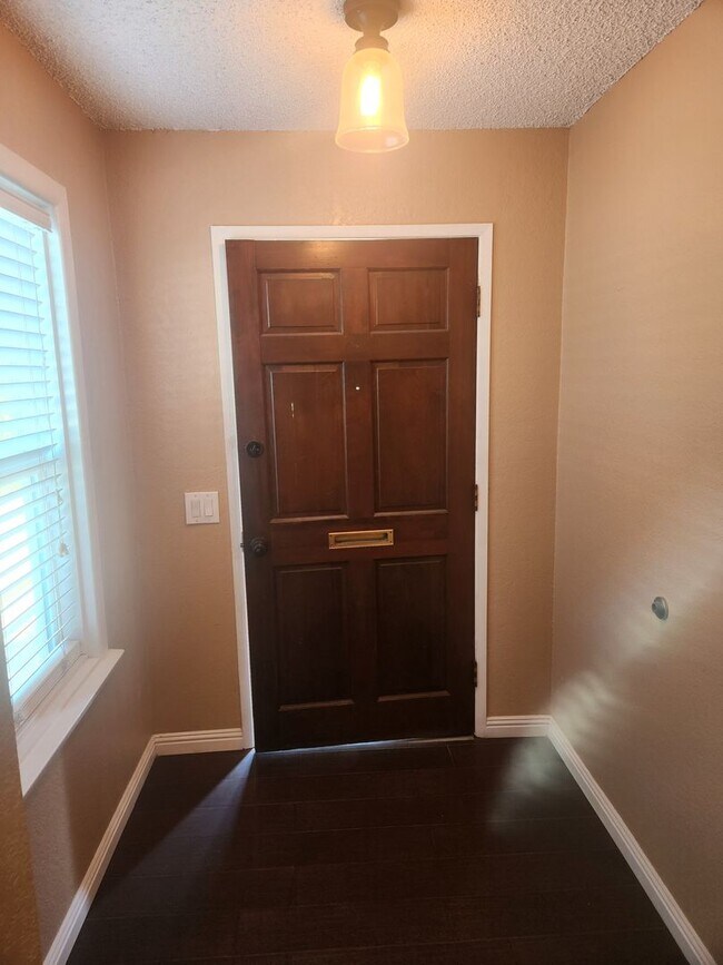 Foto del edificio - 3 bedrooms 2 bathrooms Downtown Riverside ...
