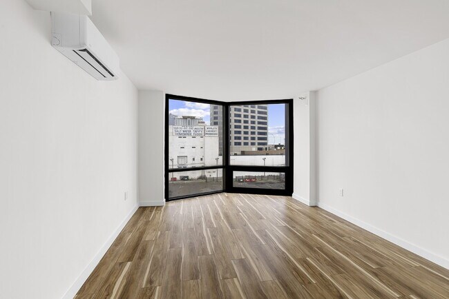 Foto del edificio - Boardwalk House A-05 | Renovated 2BR with Balcony, 733 SF