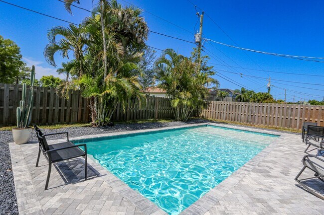Foto del edificio - **NORTH NAPLES**FURNISHED RENTAL**POOL HOM...