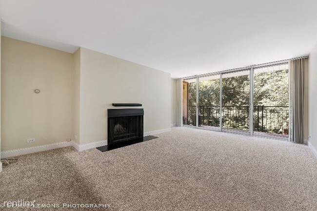 Building Photo - 1 br, 1 bath Condo - 5830 Oakwood Dr