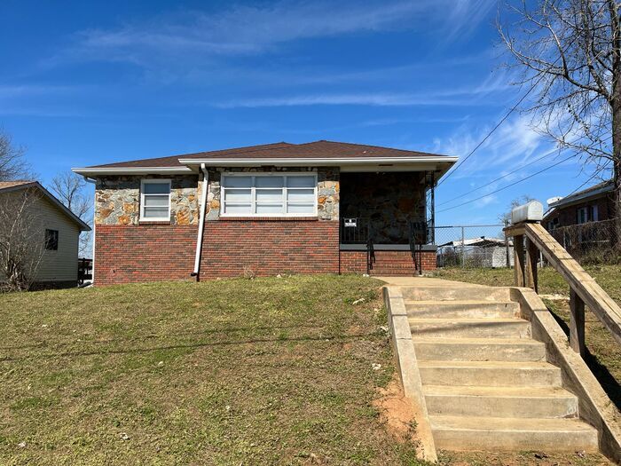 Well located 3 bedroom on a quiet street w... House for Rent in