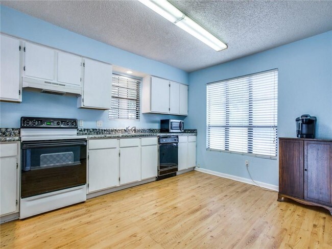 Building Photo - 613 US-377