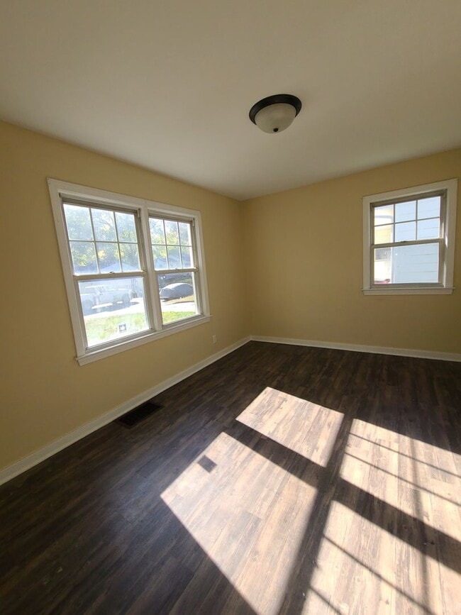 Building Photo - 210 Brookwood Dr