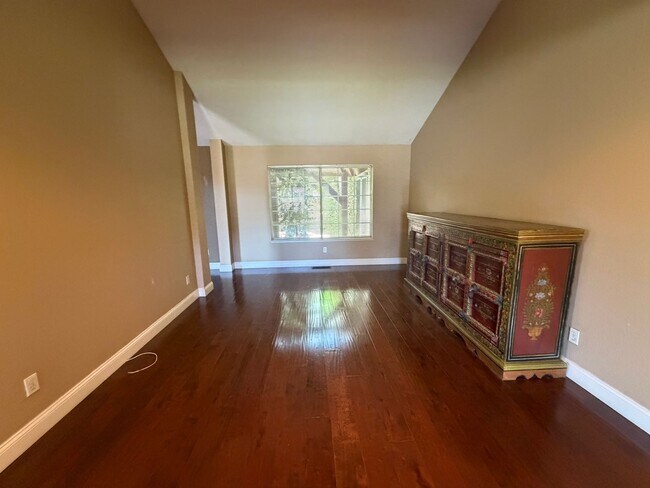 Foto del edificio - 2461 Bay Hill Cir
