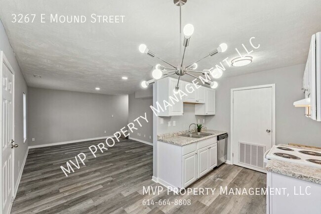 Building Photo - 2 bedroom 1.5 bath Townhome Available now!