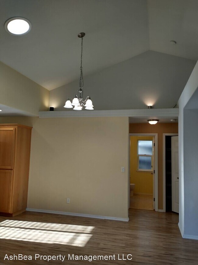 Building Photo - 3 br, 2 bath House - 4993 Toledo Avenue NE