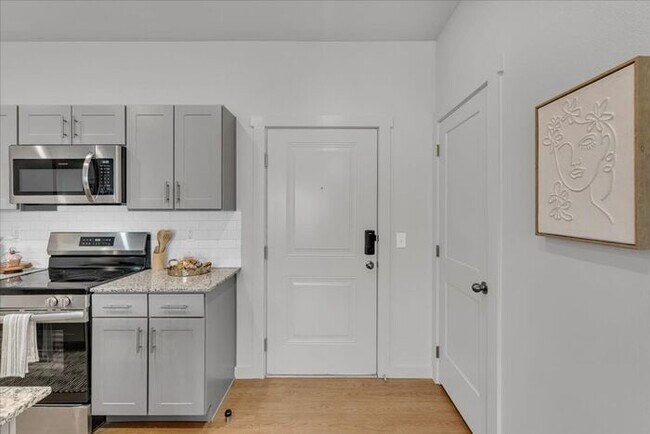 Foto del edificio - Lease & Save This Labor Day! Brand-New 2 Bed | 2 Bath Apartment Near the University of Arkansas —...