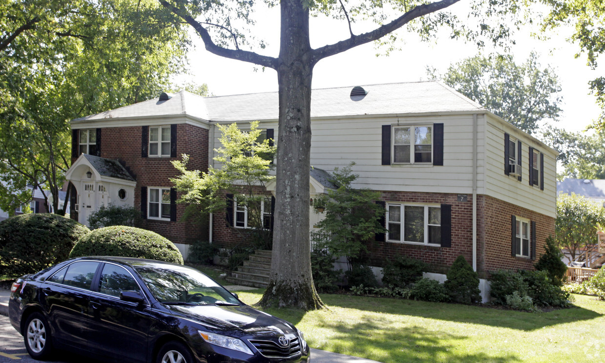 Primary Photo - Rye Colony Apartment