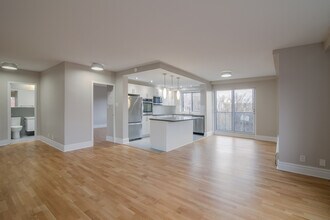 Building Photo - 4555 Av. Bonavista