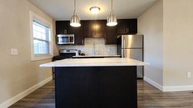 Building Photo - 550 S Clay Ave