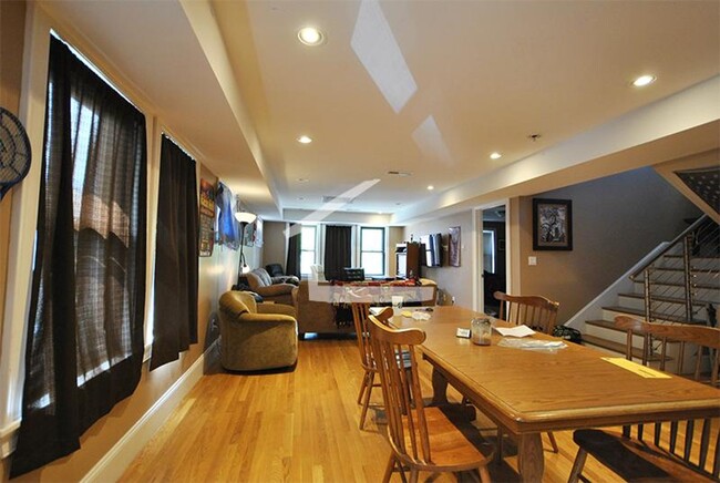 Foto del edificio - Beautiful Brighton 5 Bed/2 Bath Condo on W...