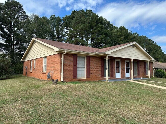 Foto del edificio - Freshly Renovated 2BR/1BA Duplex in Conyers Location!