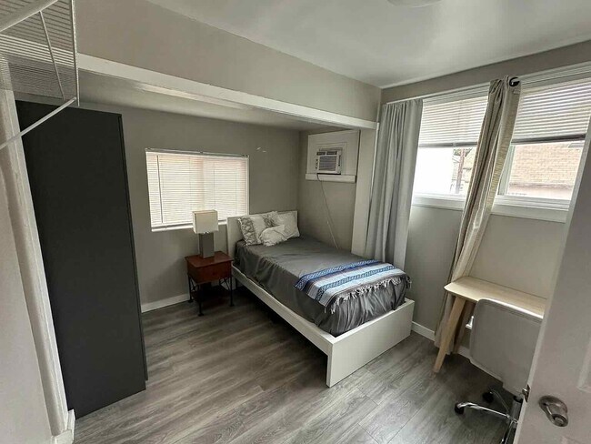 Foto del edificio - 1248 W 24th St