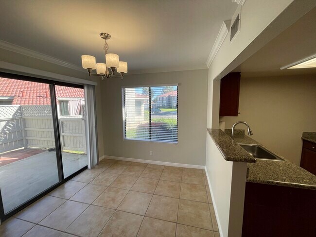 Foto del edificio - 43376 Cook St