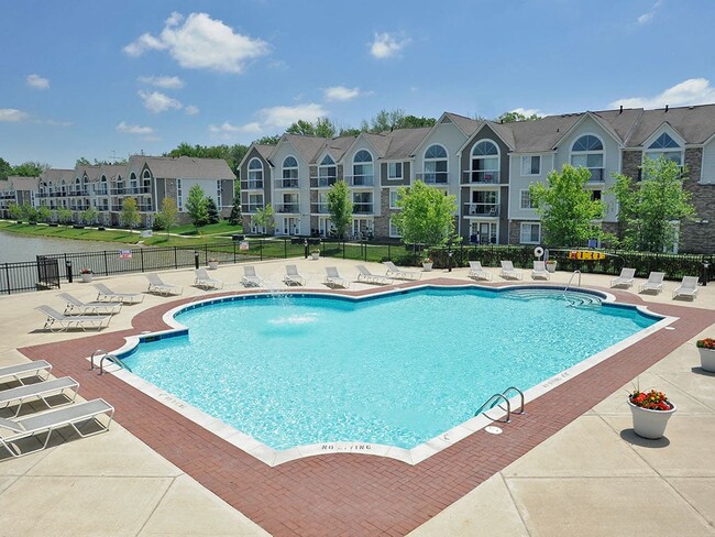 Piscina y terraza - Westlake Apartments