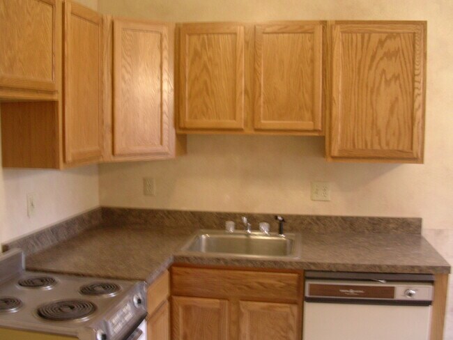 Building Photo - 745 S Millvale Ave