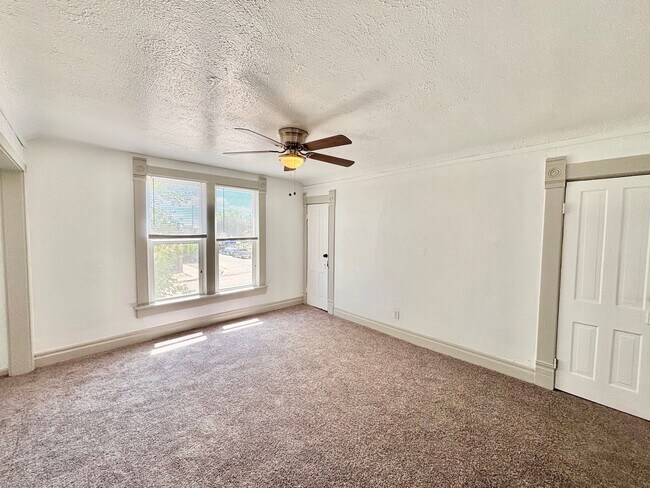 Foto del edificio - 1403 E 3rd St