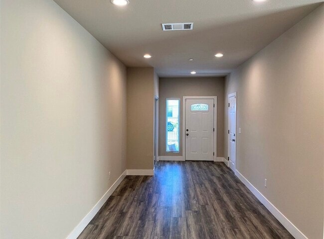 Entry - 1817 Iris Ave
