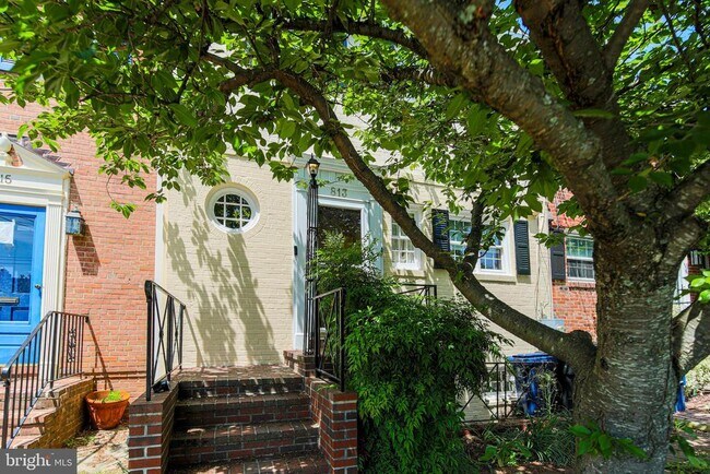 Foto del edificio - 813 S Fairfax St