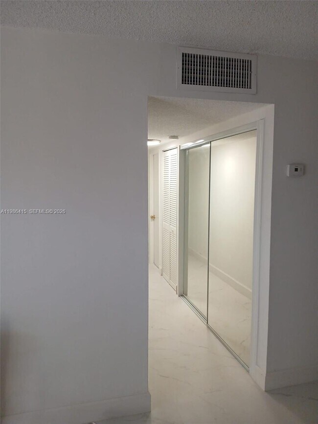 Foto del edificio - 8405 NW 8th St