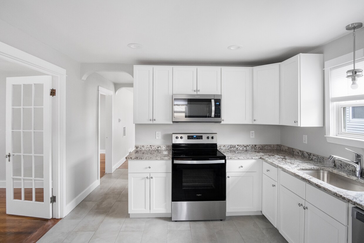 Primary Photo - Beautifully Redone 3 Bed 1 Bath Single Fam...